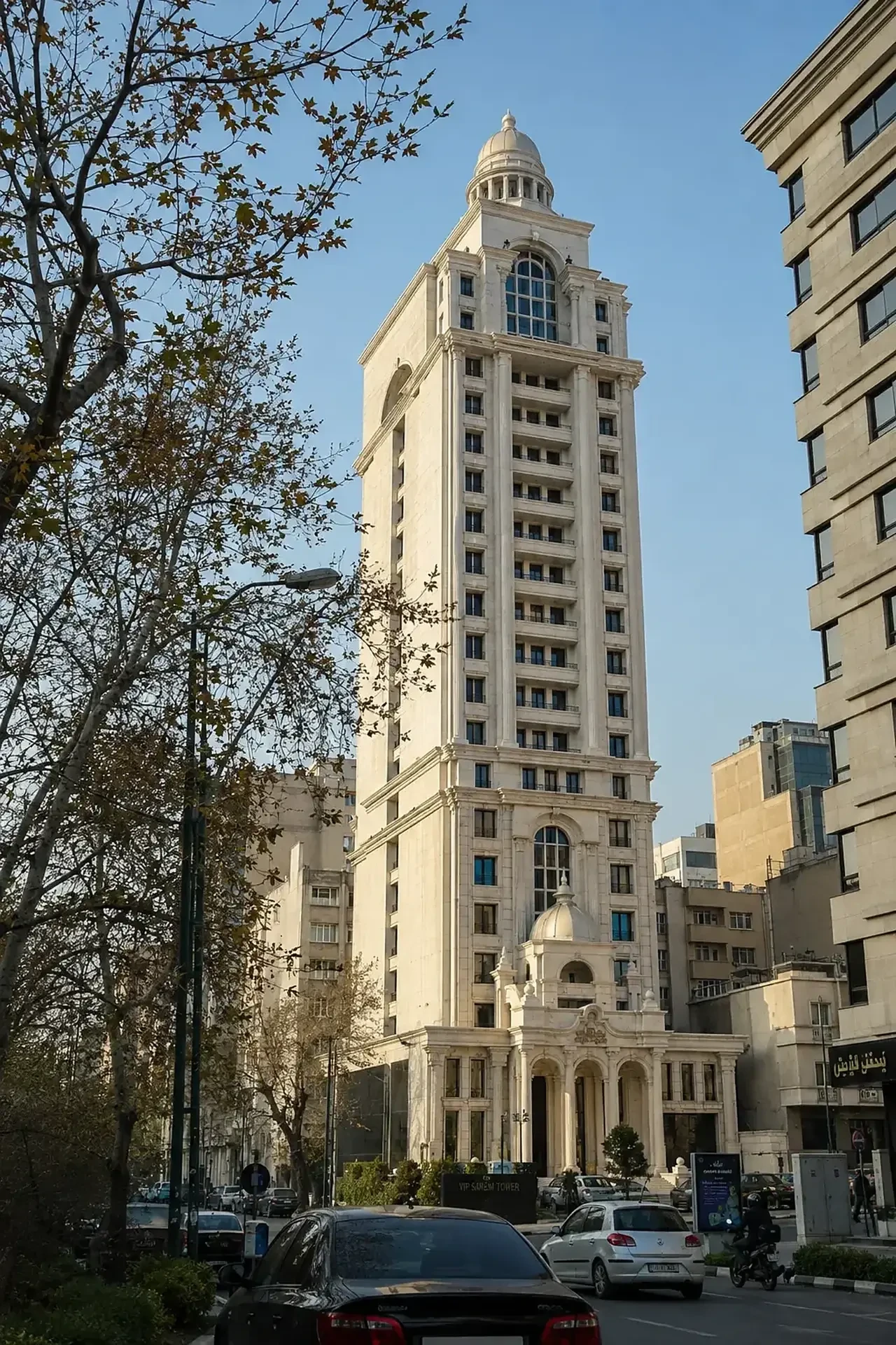 Wohnhochhaus in Teheran mit Natursteinfassade, Rundbogenportalen und bekrönender Kuppel, Entwurf MR Architekten
