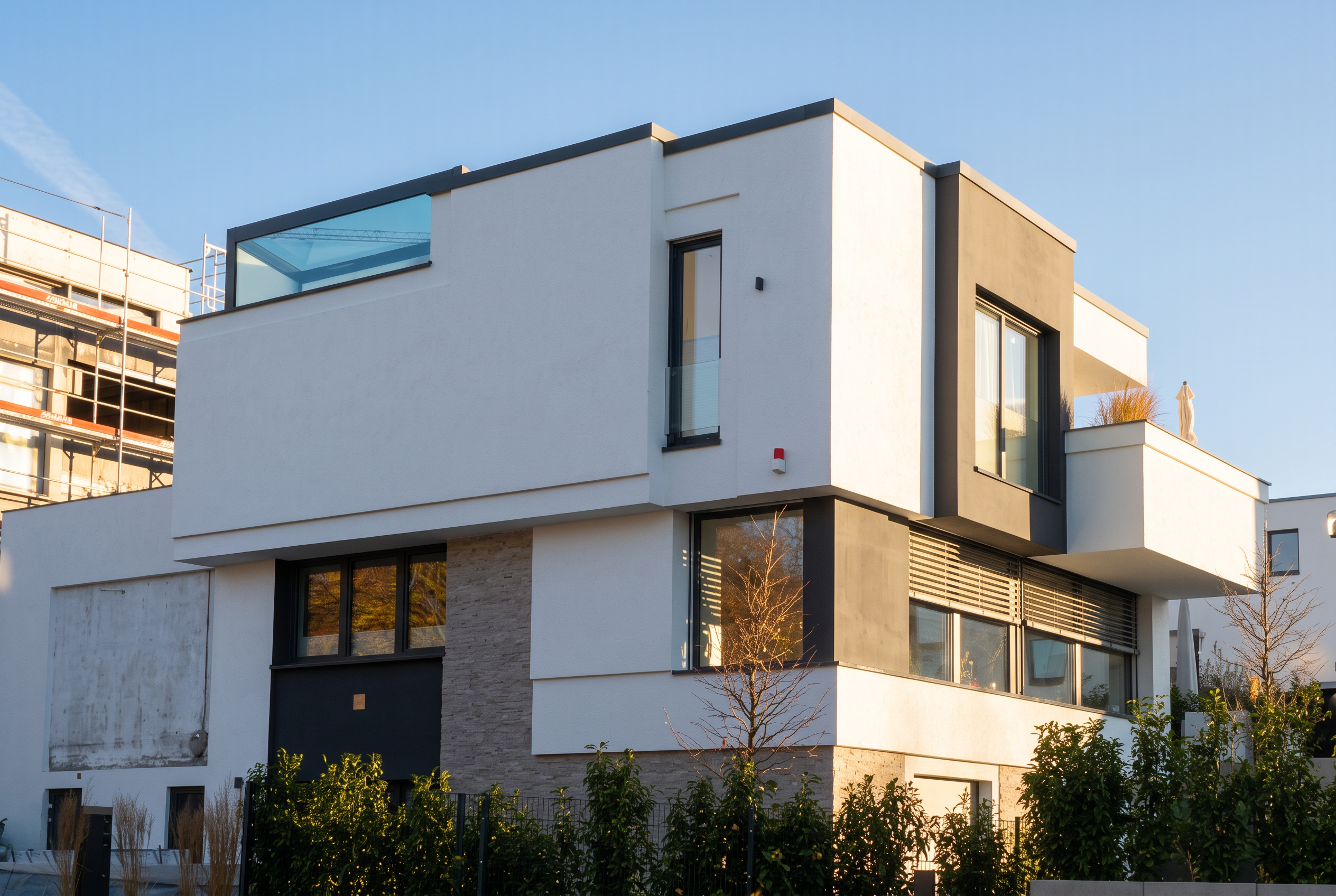 Wohnhäuser in Weinheim: Stadtvilla mit weißen Kuben und Einfamilienhaus mit verglastem Giebel, Entwurf MR Architekten