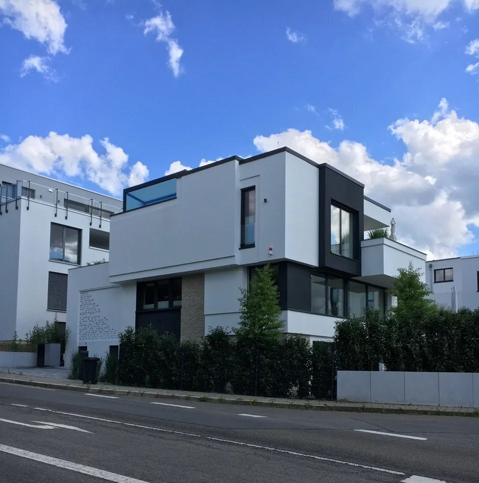 Wohnhäuser in Weinheim: Stadtvilla mit weißen Kuben und Einfamilienhaus mit verglastem Giebel, Entwurf MR Architekten
