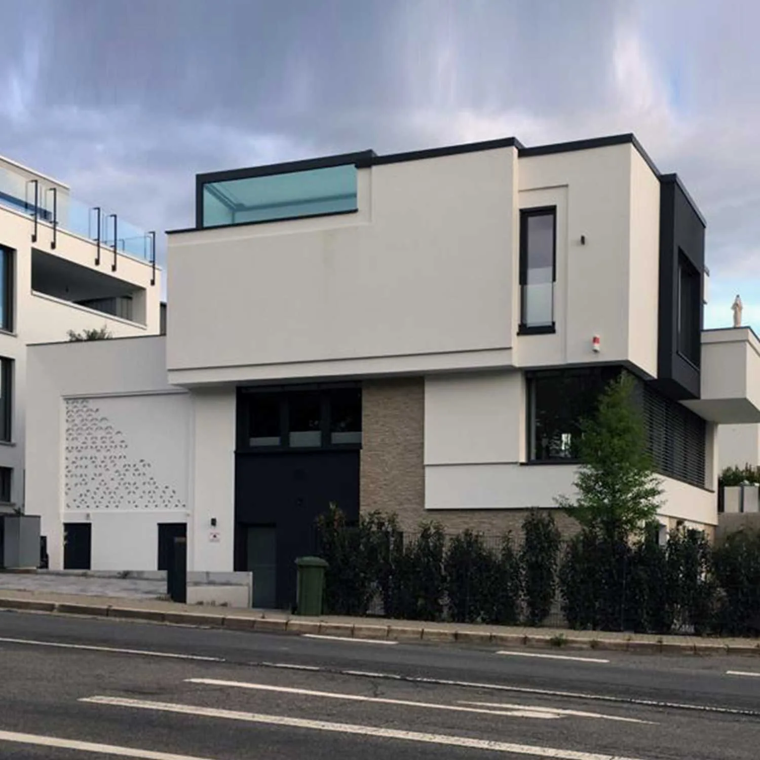 Wohnhäuser in Weinheim: Stadtvilla mit weißen Kuben und Einfamilienhaus mit verglastem Giebel, Entwurf MR Architekten